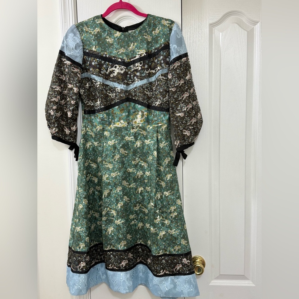Shanis knee length dress size 6